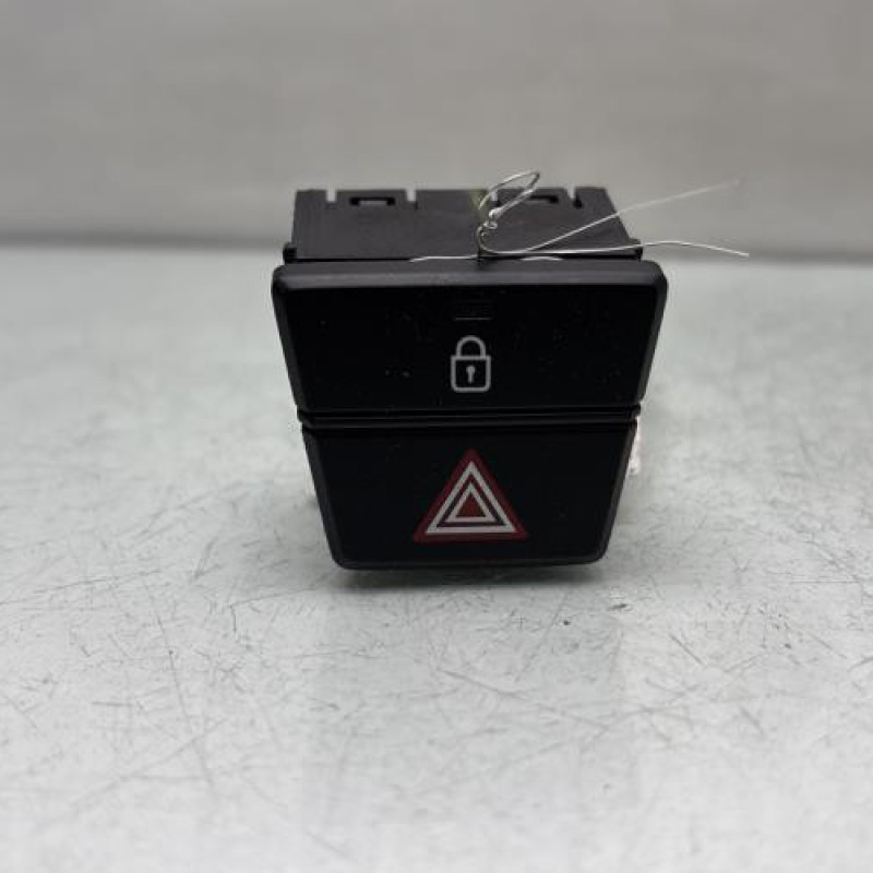 Bouton de warning HYUNDAI I 20 2 Photo n°1