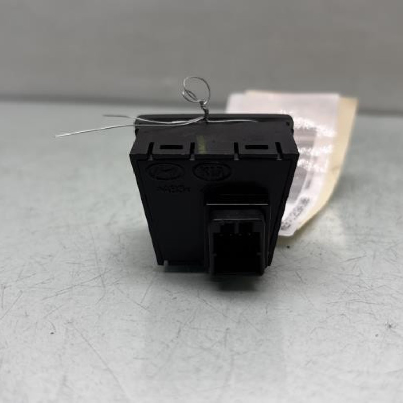 Bouton de warning HYUNDAI I 20 2 Photo n°2