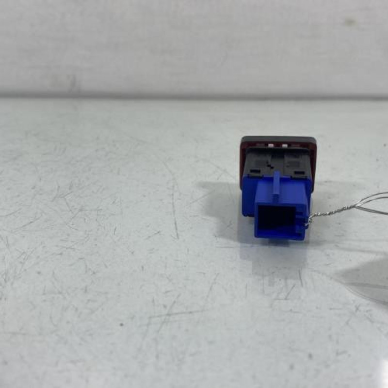 Bouton de warning VOLKSWAGEN POLO 6 Photo n°4