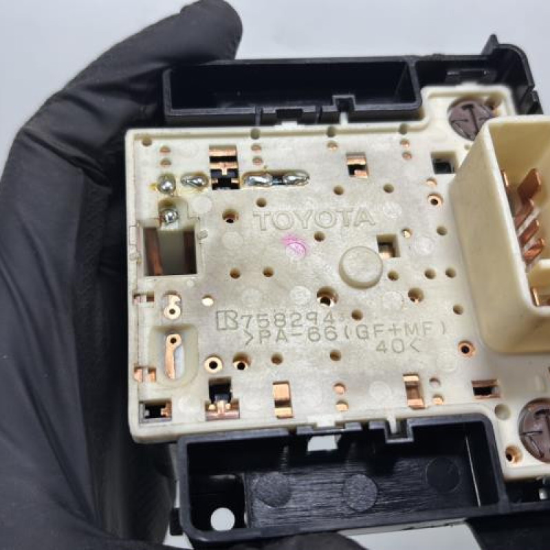 Bouton de warning TOYOTA YARIS 1 Photo n°6