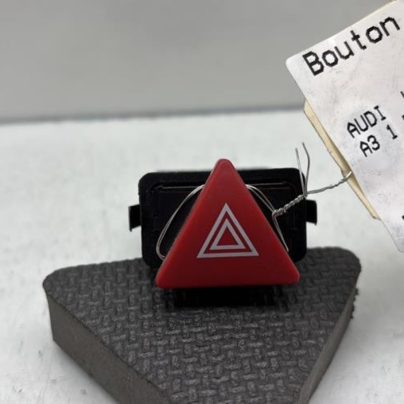 Bouton de warning AUDI A3 1 Photo n°1