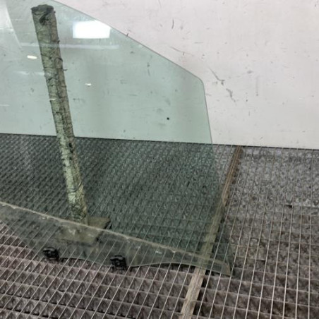 Vitre avant droit PEUGEOT 2008 1