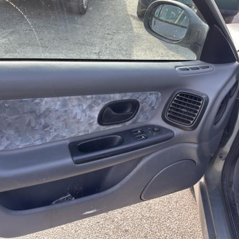 Poignee porte avant droit RENAULT LAGUNA 1 Photo n°12