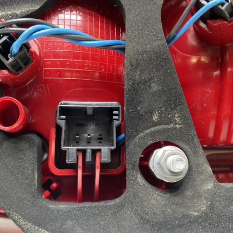 Feu arriere secondaire gauche (feux) VOLKSWAGEN PASSAT 6 Photo n°3