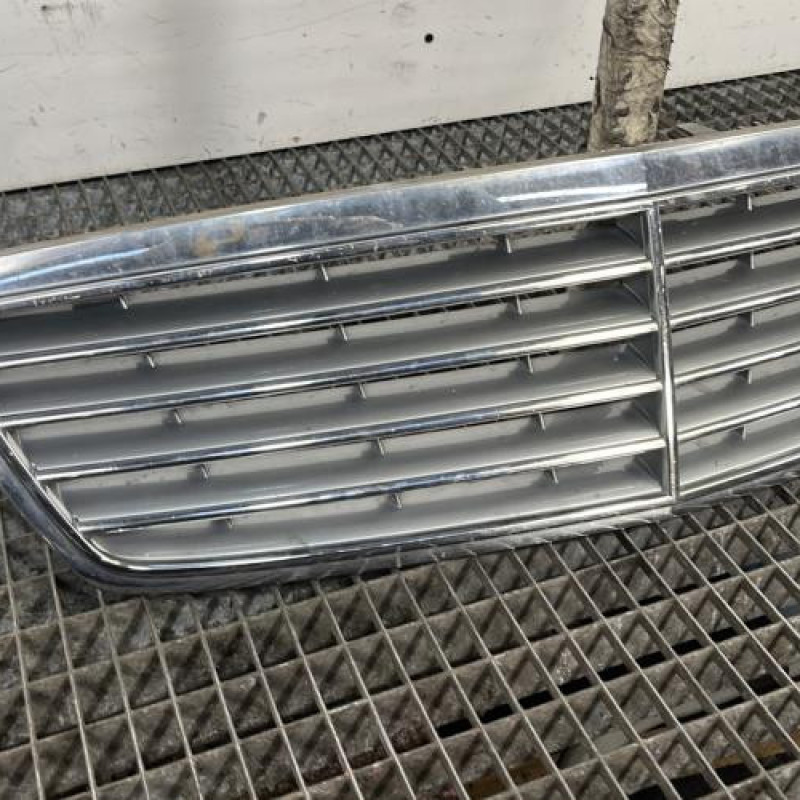 Calandre MERCEDES CLASSE C 203 Photo n°2