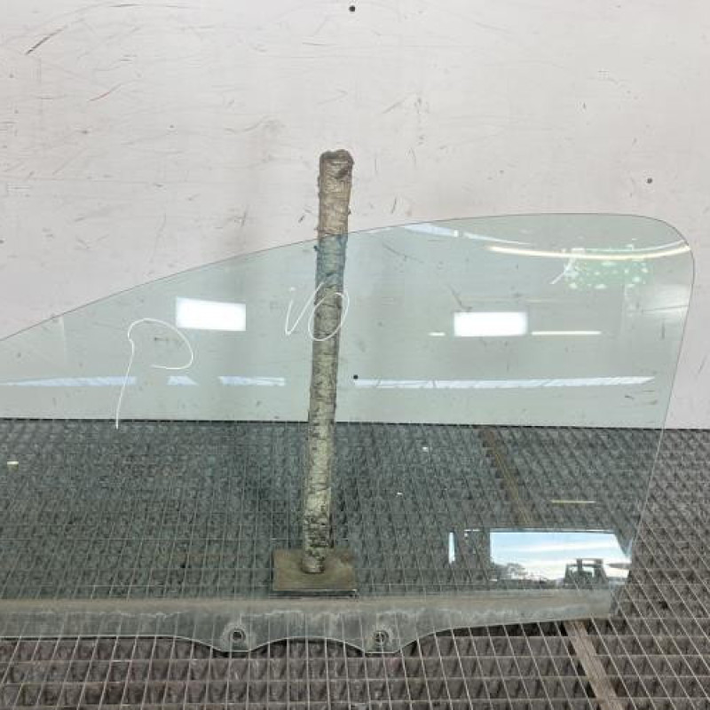 Vitre avant gauche PEUGEOT 107 Photo n°1