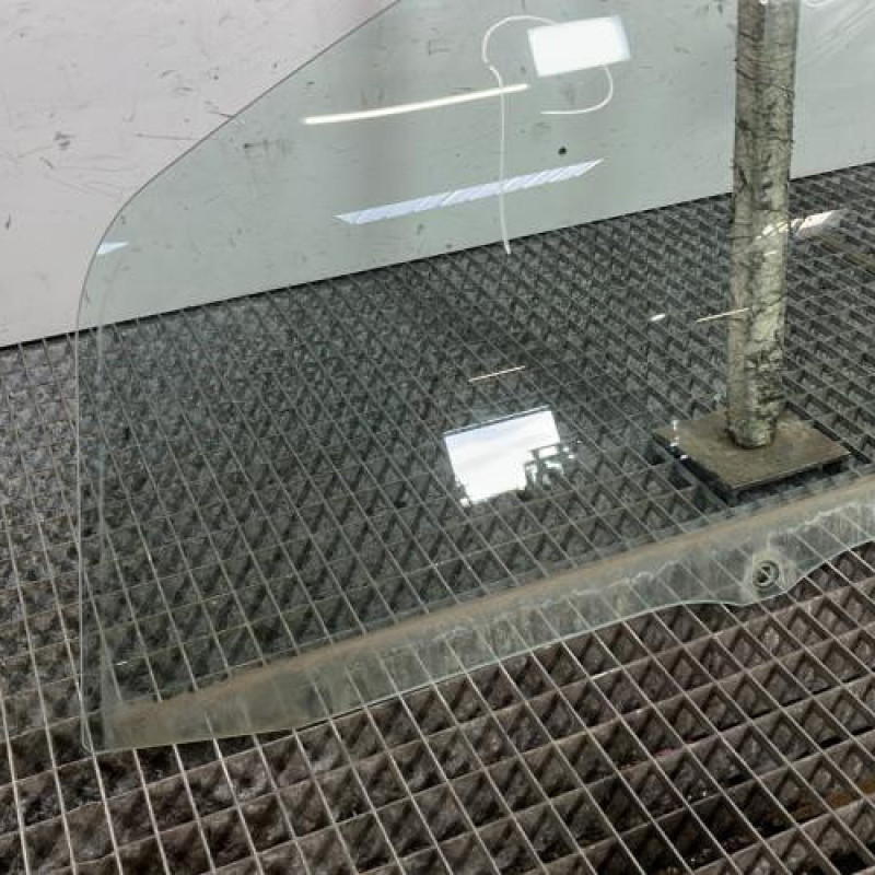 Vitre avant gauche PEUGEOT 107 Photo n°2