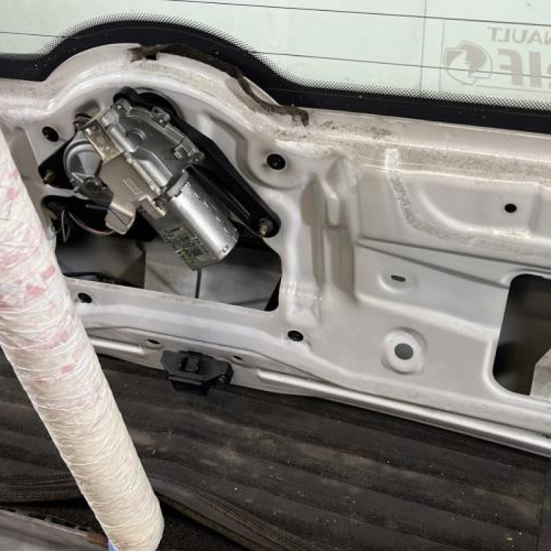 Malle/Hayon arriere RENAULT CLIO 2 CAMPUS Photo n°8