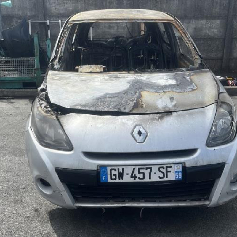 Pare choc arriere RENAULT CLIO 3 Photo n°9