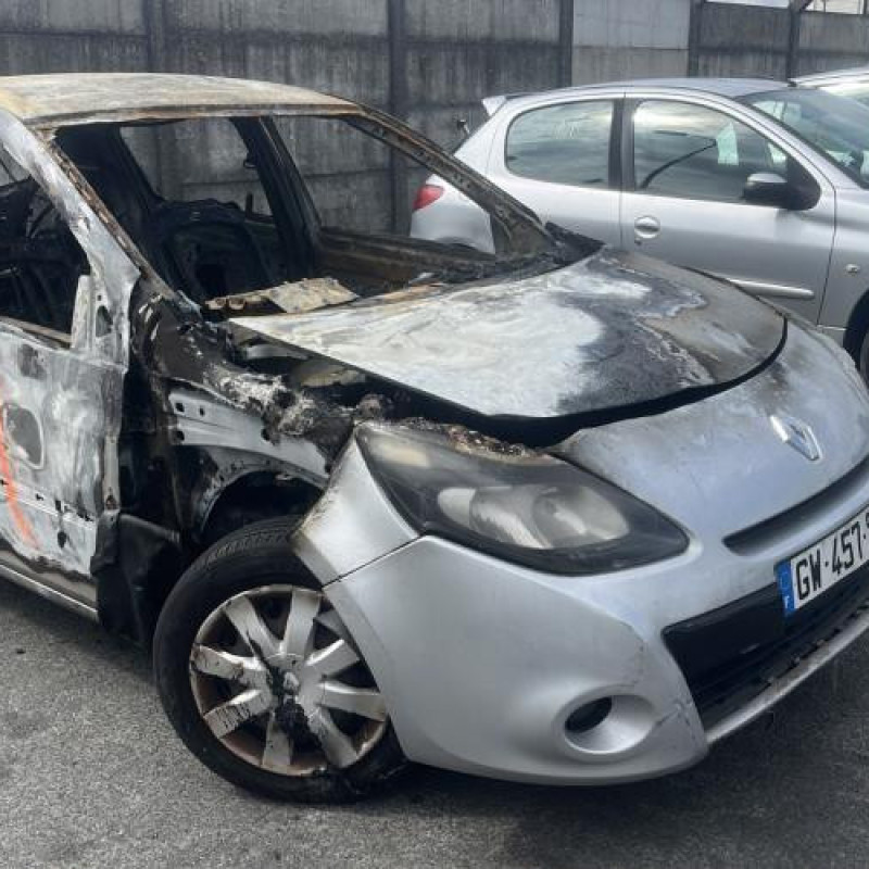 Pare choc arriere RENAULT CLIO 3 Photo n°11