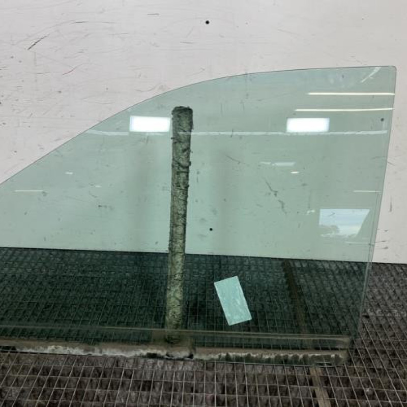 Vitre avant gauche CHRYSLER VOYAGER 4 Photo n°1