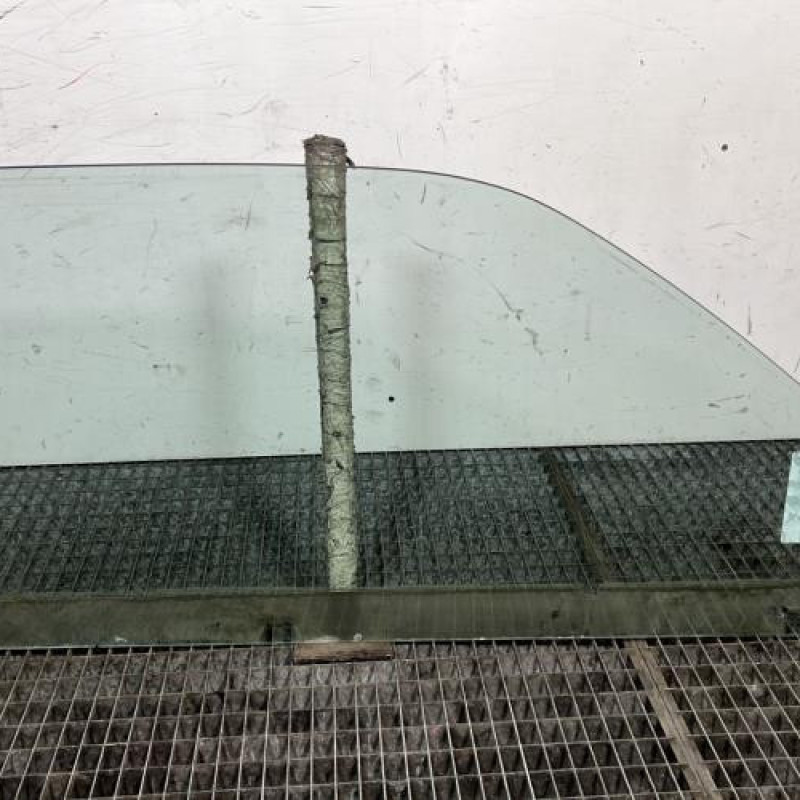 Vitre avant gauche VOLKSWAGEN GOLF 3 Photo n°4