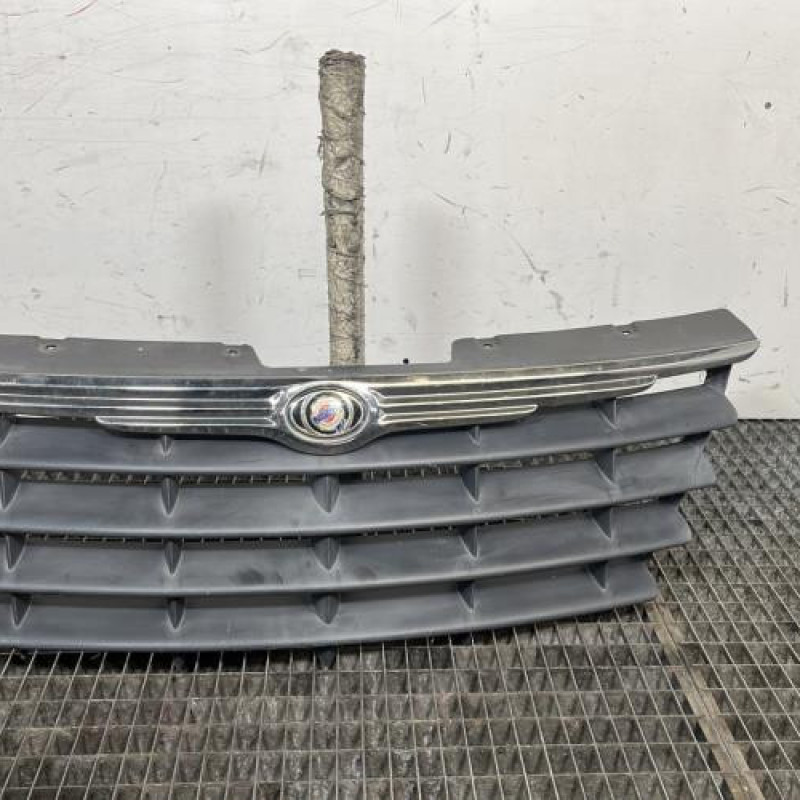 Calandre CHRYSLER VOYAGER 4 Photo n°1