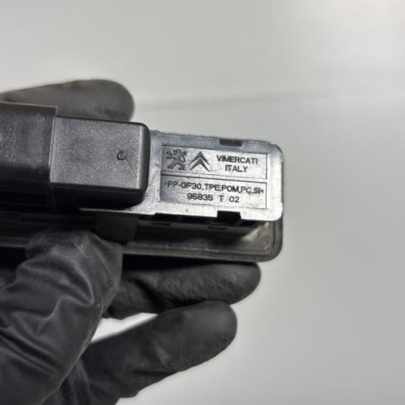 Bouton de coffre PEUGEOT 2008 1 Photo n°3