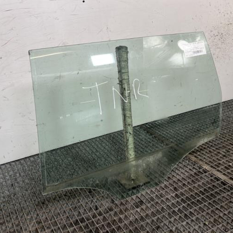 Vitre arriere gauche VOLKSWAGEN PASSAT 7 Photo n°2