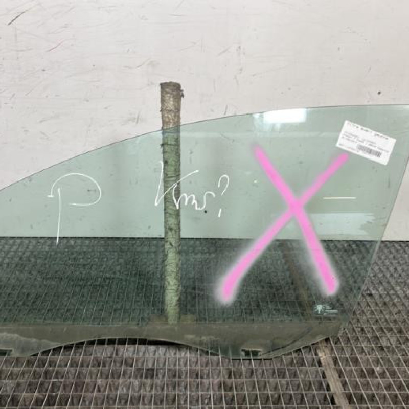 Vitre avant gauche VOLKSWAGEN PASSAT 7 Photo n°1