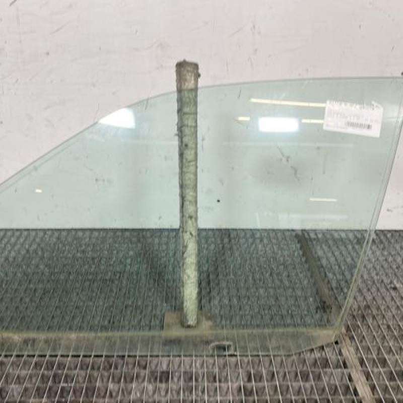 Vitre avant gauche VOLKSWAGEN POLO 3 Photo n°1