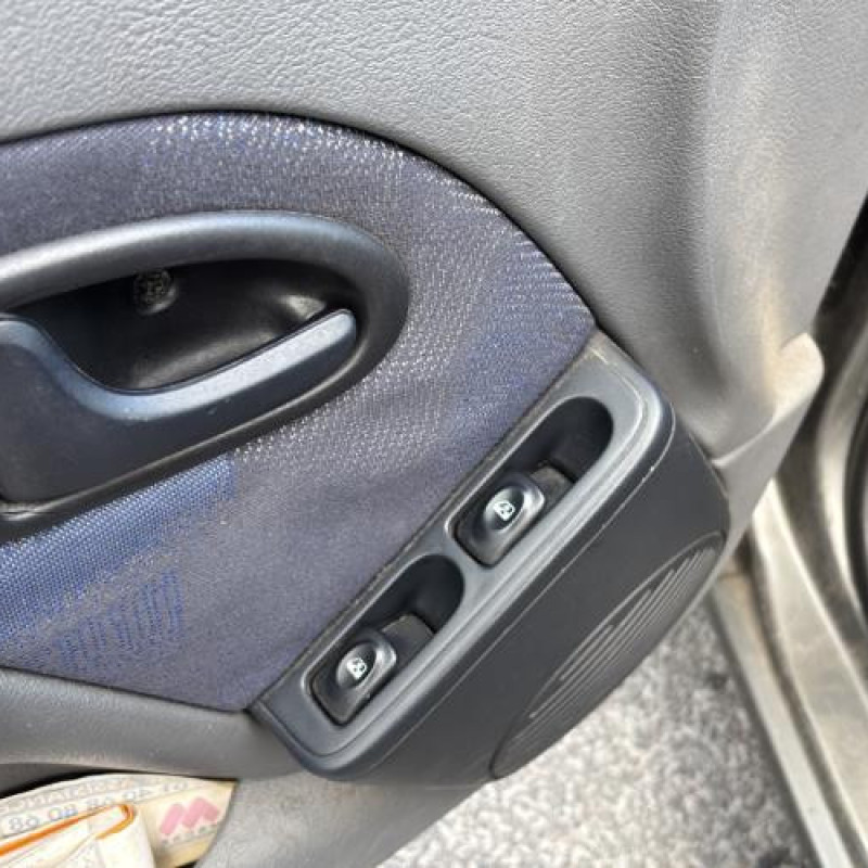 Calandre RENAULT CLIO 2 Photo n°14