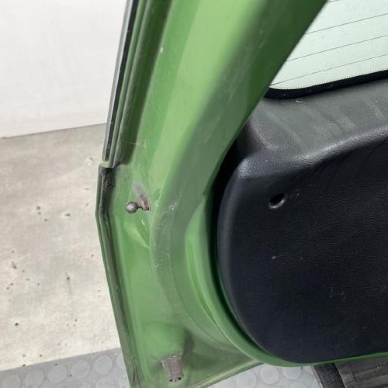 Malle/Hayon arriere FORD FIESTA 5 Photo n°10