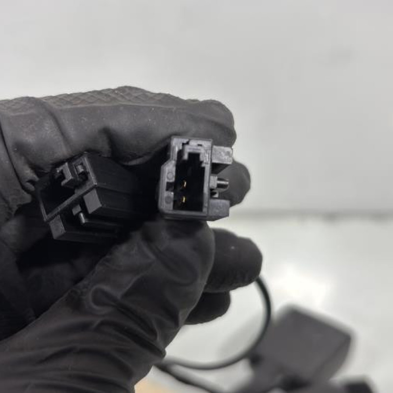 Attache ceinture arriere droit VOLKSWAGEN TOURAN 3 Photo n°2