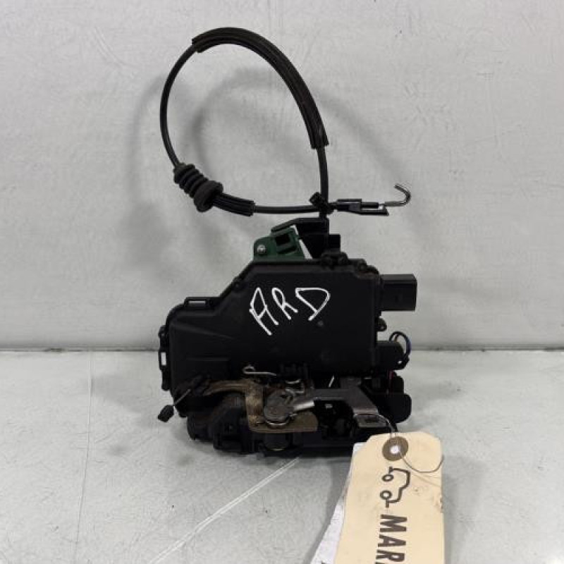 Serrure arriere droit VOLKSWAGEN GOLF 4 Photo n°1