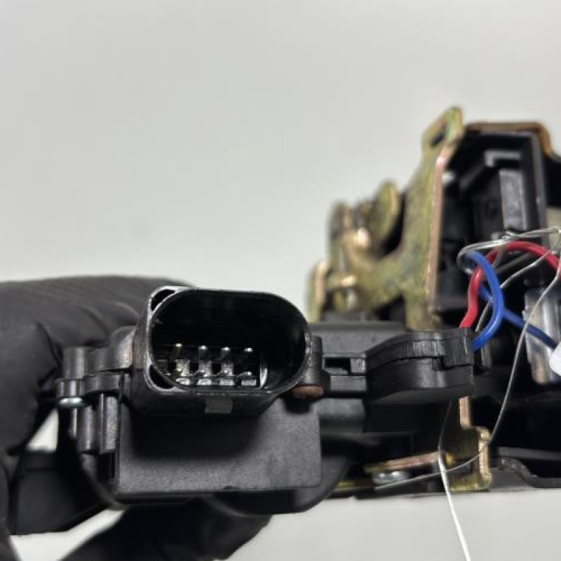 Serrure avant gauche VOLKSWAGEN GOLF 4 Photo n°4