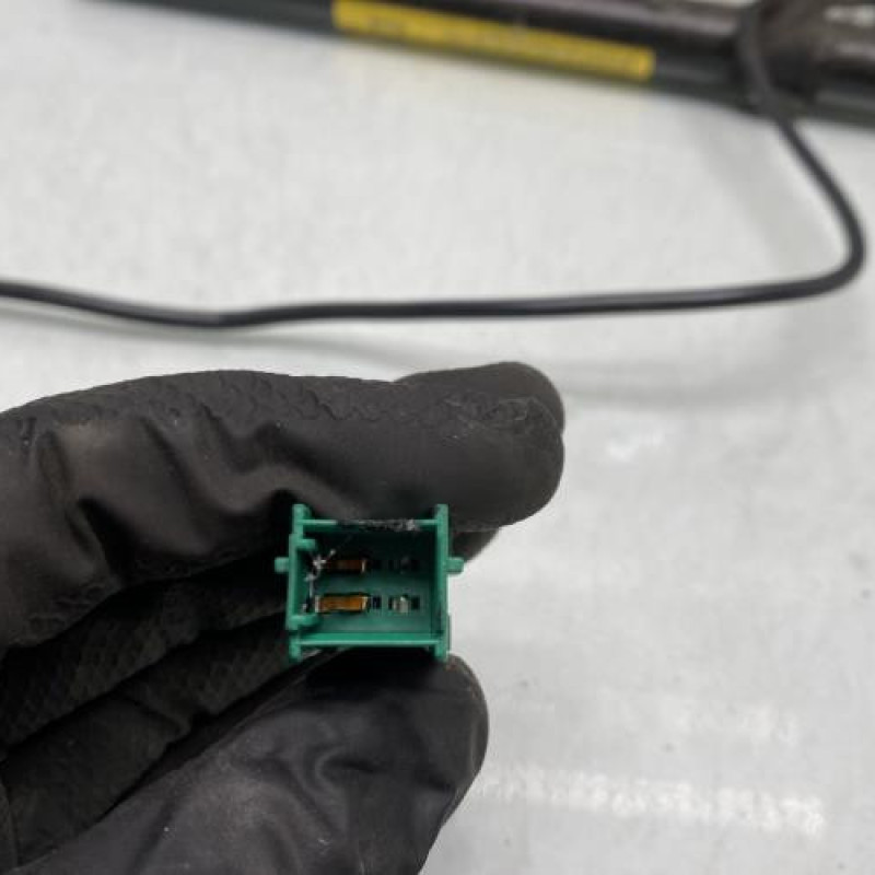 Pretensionneur de ceinture avant gauche OPEL ASTRA H Photo n°3