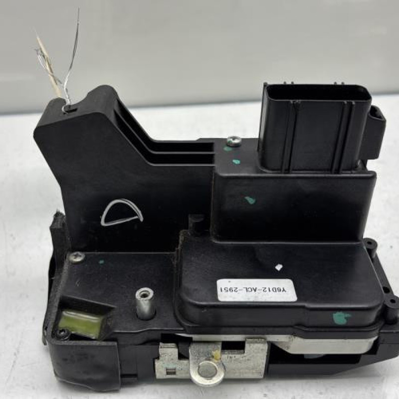 Serrure avant droit FORD FIESTA 5 Photo n°1