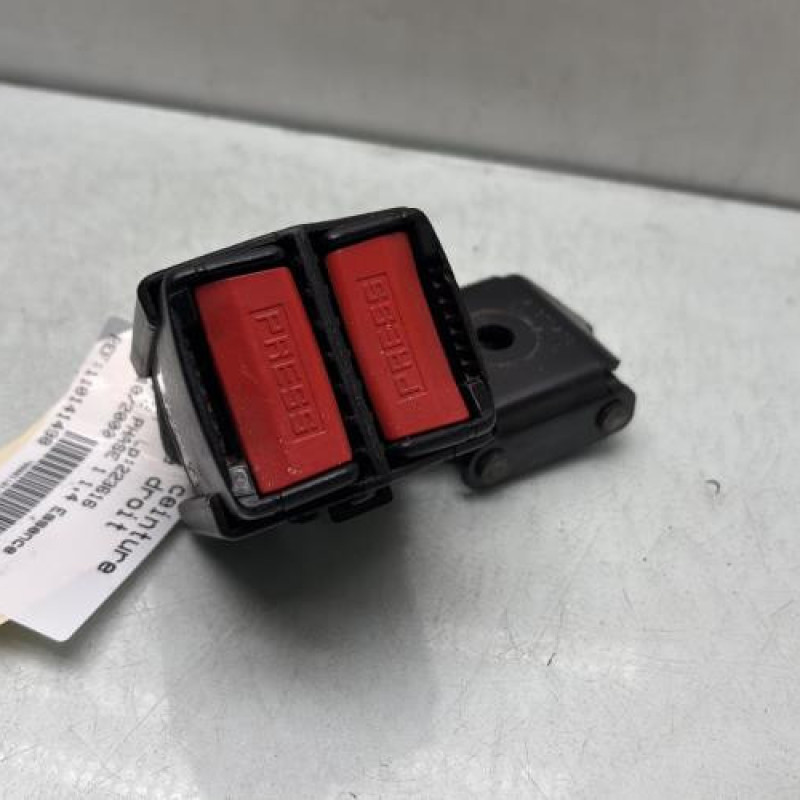 Attache ceinture arriere droit RENAULT CLIO 2 Photo n°1