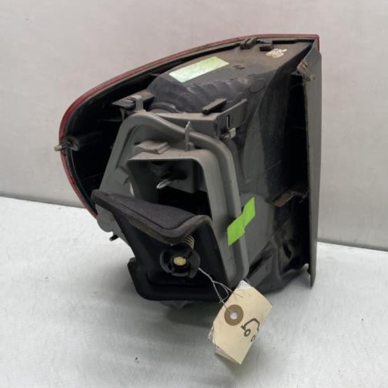 Feu arriere principal droit (feux) VOLKSWAGEN FOX Photo n°2
