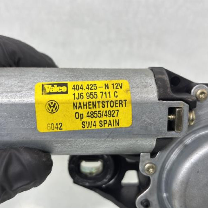Moteur essuie glace arriere VOLKSWAGEN GOLF 4 Photo n°2