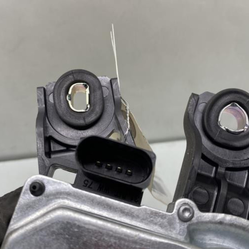 Moteur essuie glace arriere VOLKSWAGEN PASSAT 6 Photo n°4