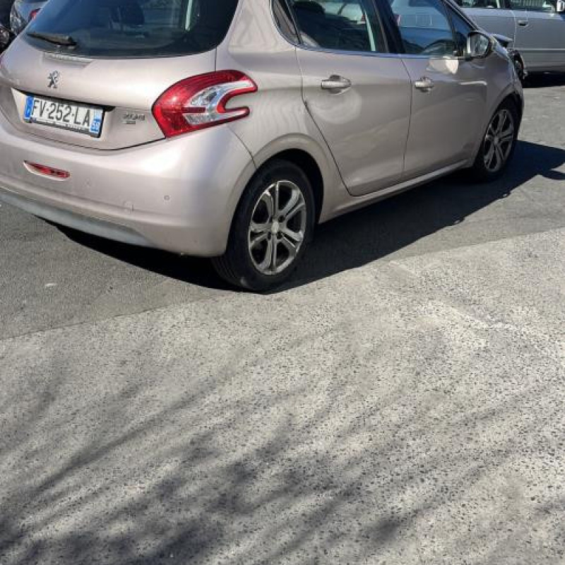 Feu arriere stop central PEUGEOT 208 1 Photo n°10
