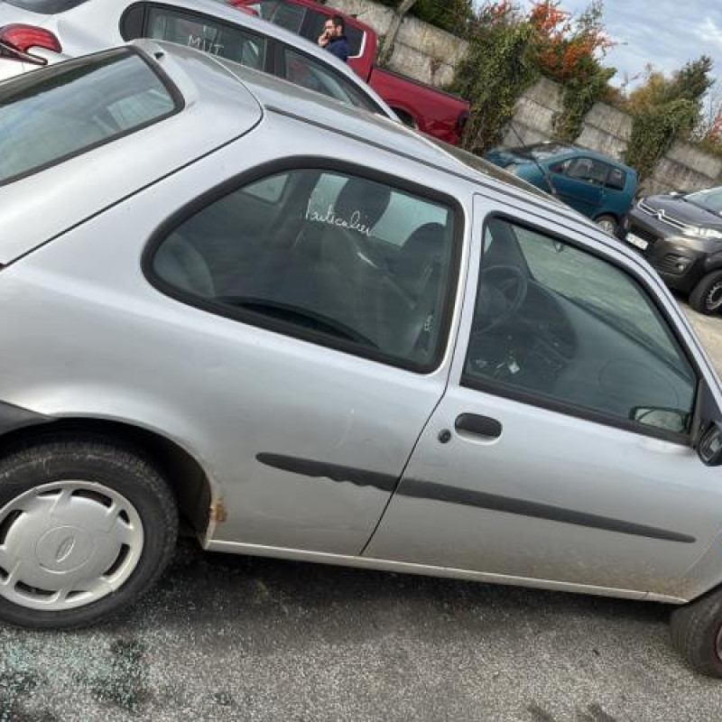Vitre avant droit FORD FIESTA 4 Photo n°10
