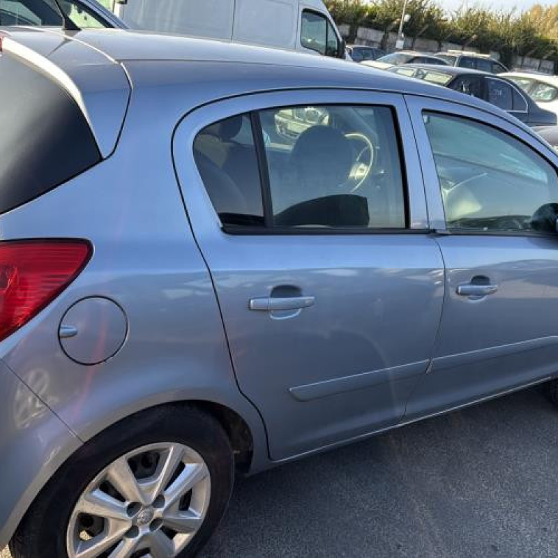 Feu arriere principal gauche (feux) OPEL CORSA D Photo n°9