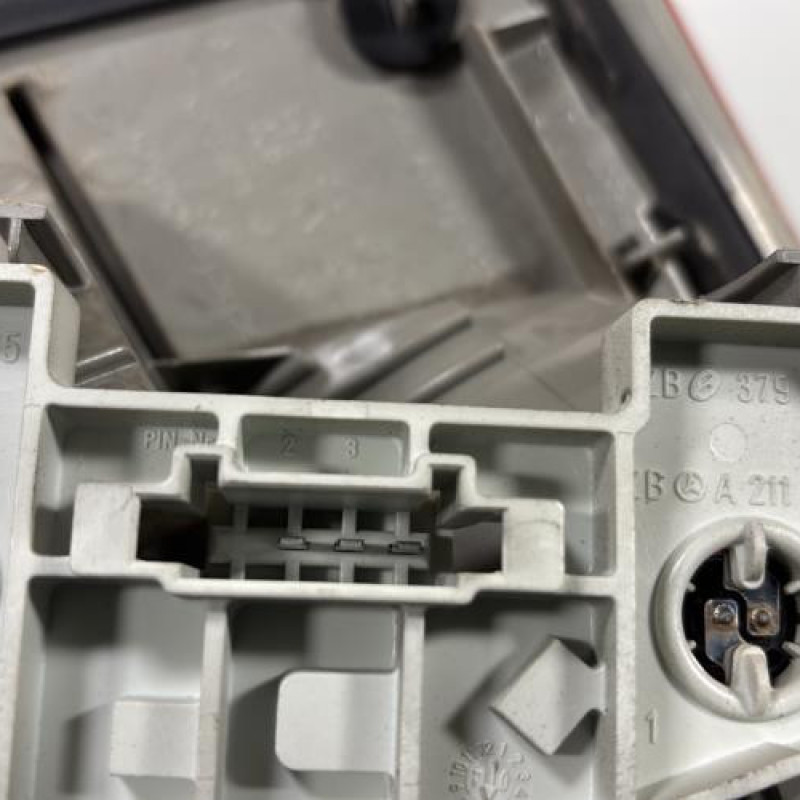 Feu arriere secondaire gauche (feux) MERCEDES CLASSE E 211 Photo n°3