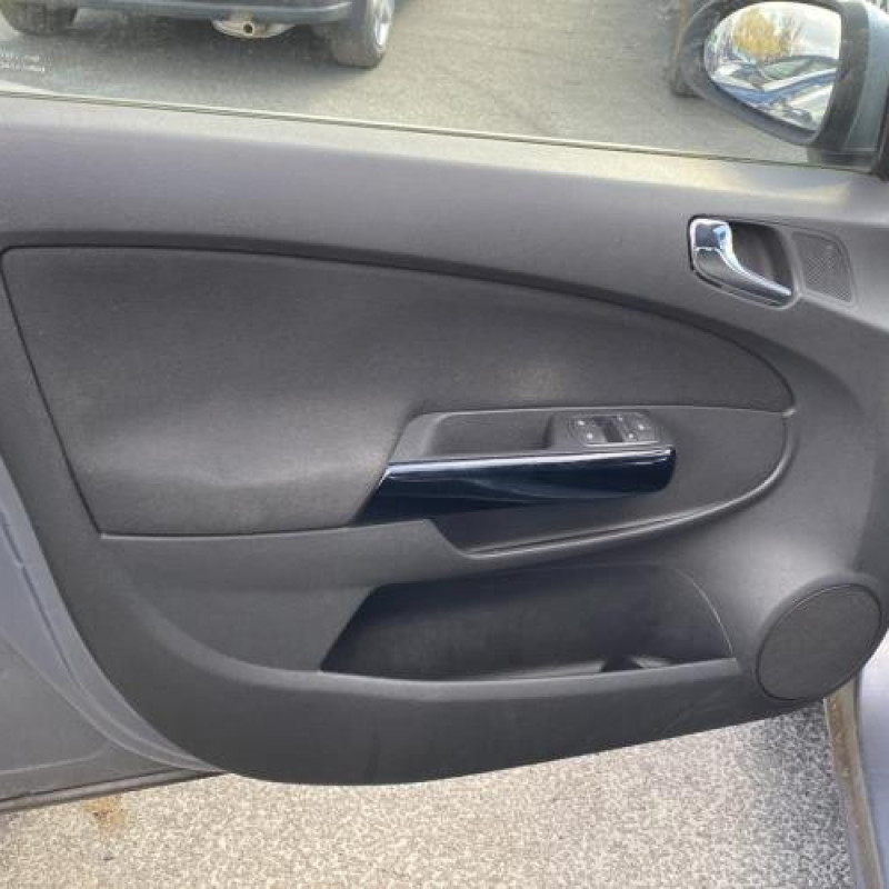 Vitre avant gauche OPEL CORSA D Photo n°9
