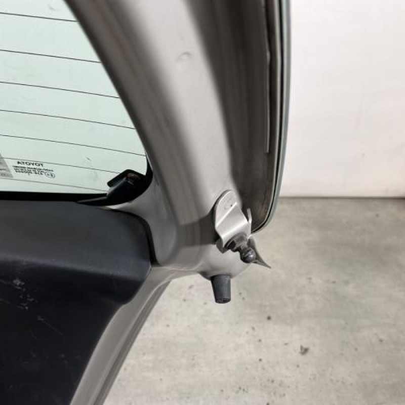 Malle/Hayon arriere TOYOTA YARIS 2 Photo n°8