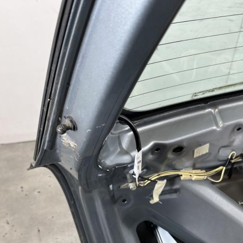 Malle/Hayon arriere TOYOTA AVENSIS 2 Photo n°9