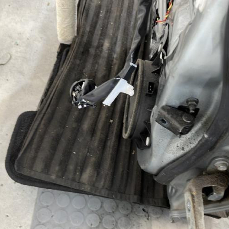 Porte arriere gauche TOYOTA AVENSIS 2 Photo n°4