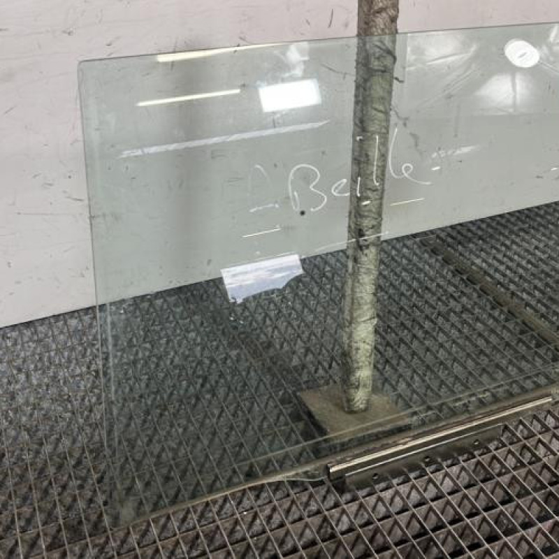 Vitre arriere gauche TOYOTA AVENSIS 2 Photo n°2