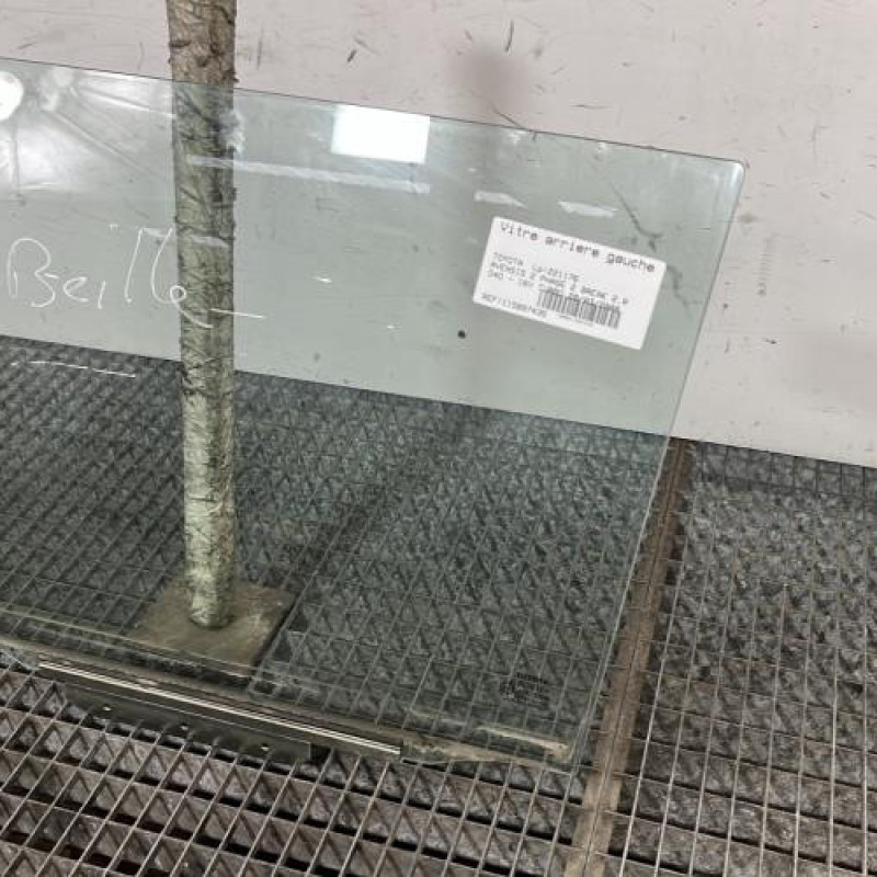 Vitre arriere gauche TOYOTA AVENSIS 2 Photo n°3