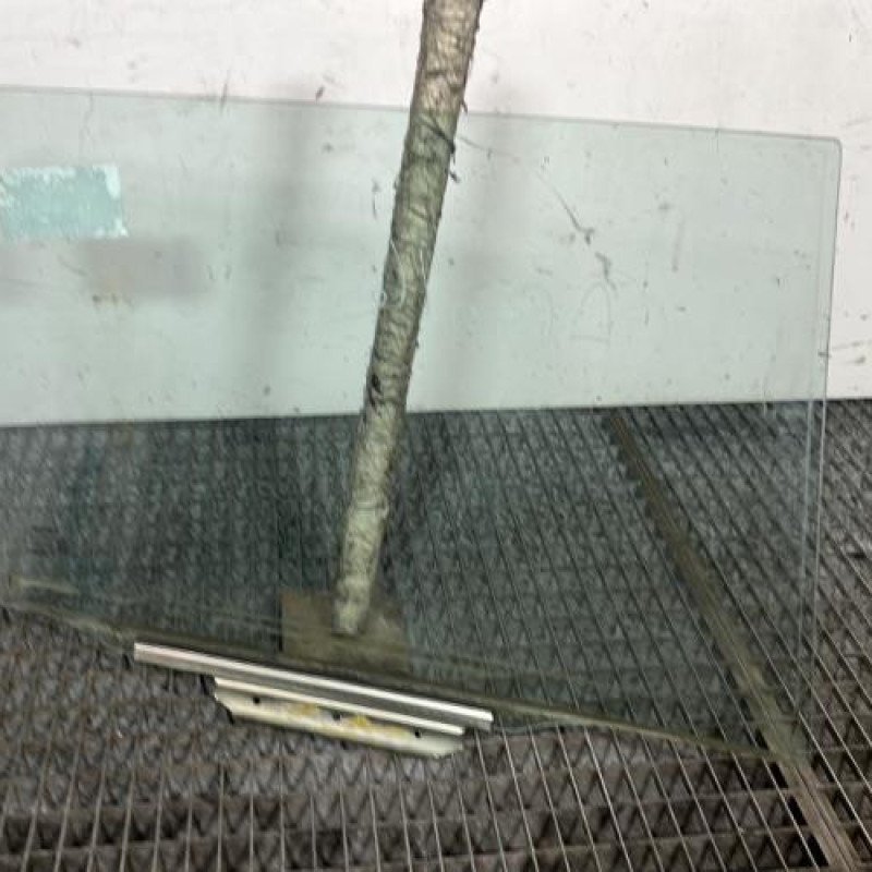 Vitre arriere gauche TOYOTA AVENSIS 2 Photo n°4