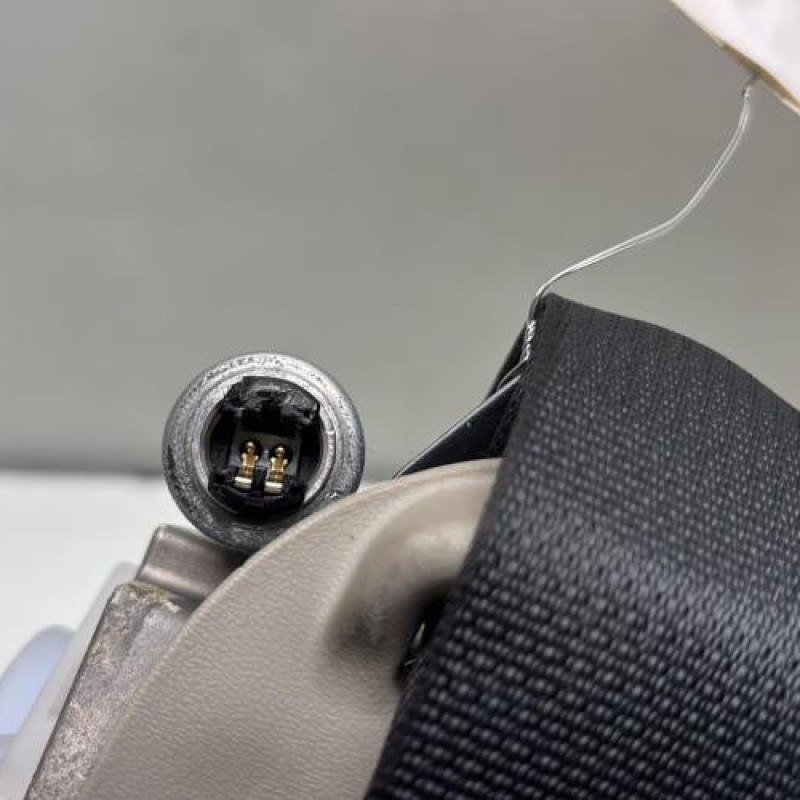 Pretensionneur de ceinture avant droit TOYOTA AVENSIS 2 Photo n°4