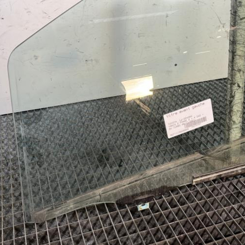 Vitre avant gauche TOYOTA YARIS 2 Photo n°2