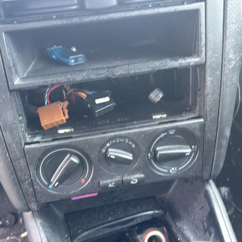 Poignee interieur arriere gauche VOLKSWAGEN GOLF 4 Photo n°19