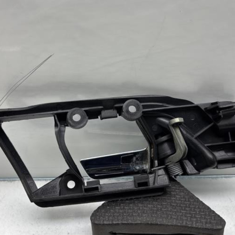 Poignee interieur arriere gauche VOLKSWAGEN POLO 4 Photo n°2