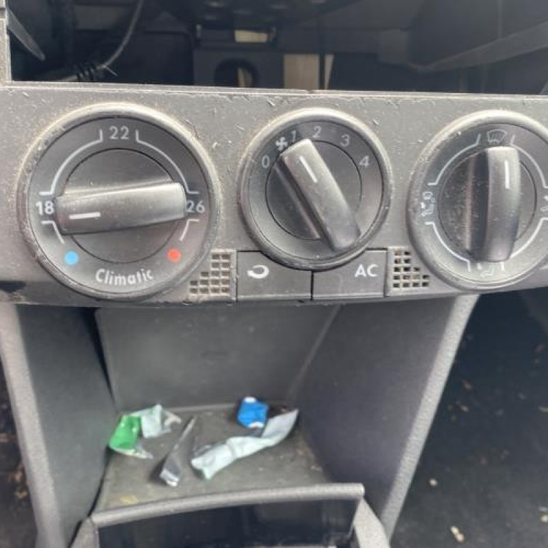 Poignee interieur arriere gauche VOLKSWAGEN POLO 4 Photo n°12