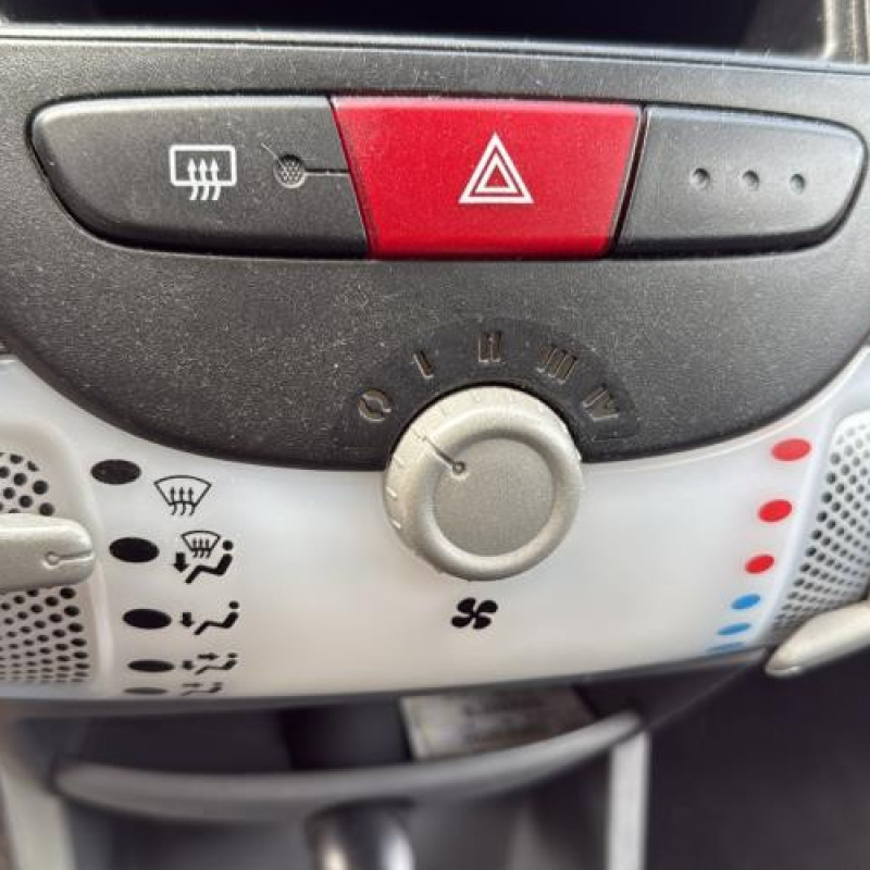 Moteur essuie glace arriere PEUGEOT 107 Photo n°18