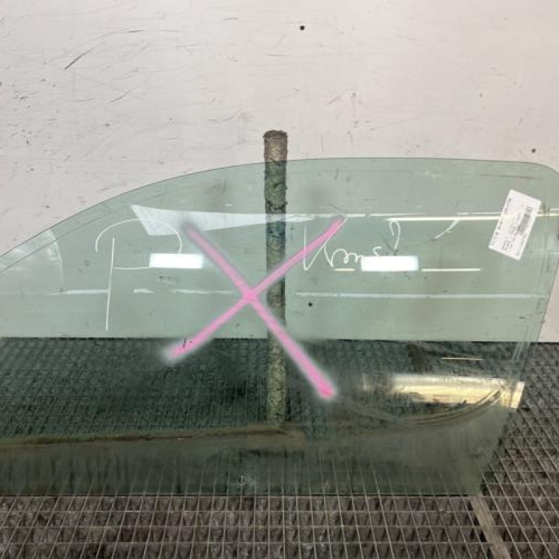 Vitre avant gauche RENAULT MEGANE 1 Photo n°1